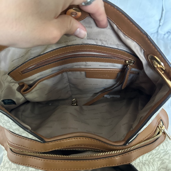 Michael Kors Raven Signature Large Shoulder Tote- Vanilla - Picture 6 of 6